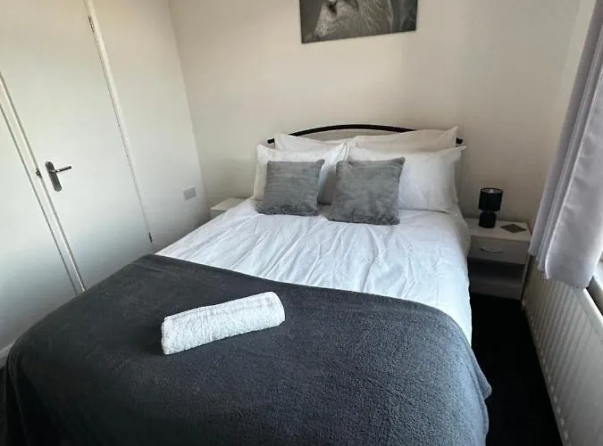 Stylish Town House - Modern Double Room - 4